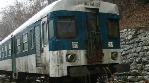 20091225 - SONICO - BRESCIA - DIS - MALTEMPO: TRENO DERAGLIATO,TRATTO FERROVIE ANCORA INTERROTTO. Non ha avuto conseguenze gravi il deragliamento del treno avvenuto ieri pomeriggio a Sonico (Brescia) lungo la linea Brescia-Edolo delle Ferrovie Nord. Il bilancio finale e' di due contusi. Il traffico ferroviario non e' pero' ancora stato ripristinato nella tratta da Breno-Edolo, dove le ferrovie nord hanno messo a disposizione dei pullman sostitutivi. Il deragliamento e' stato provocato da una frana finita sui binari poco prima che il treno sopraggiungesse. Sul convoglio c'erano pochissime persone. ANSA/FILIPPO VENEZIA/DRN
