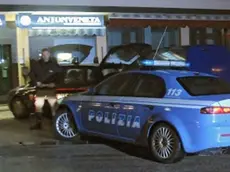 La volante della polizia parcheggiata nei pressi del pub. Le forze dell’ordine sono arrivate in gran numero per ricostruire la vicenda e iniziare la caccia di Calatafimi