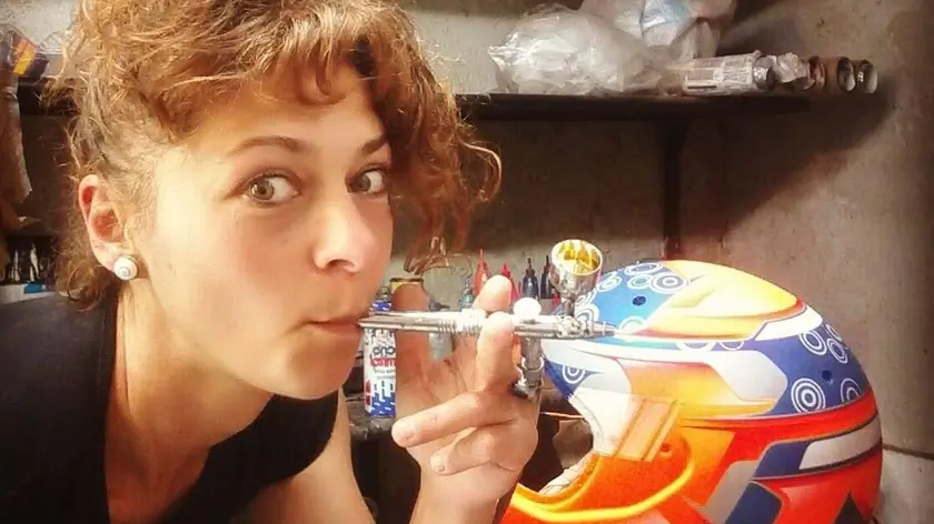 Giorgia Ascari con un casco di sua creazione