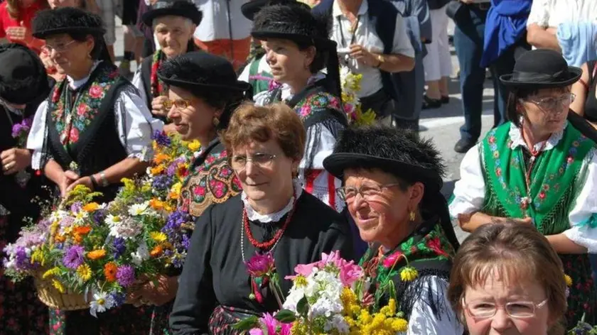 Donne fodome in costume ladino alla festa di Livinallongo SORATROI A PAGINA 10