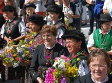 Donne fodome in costume ladino alla festa di Livinallongo SORATROI A PAGINA 10