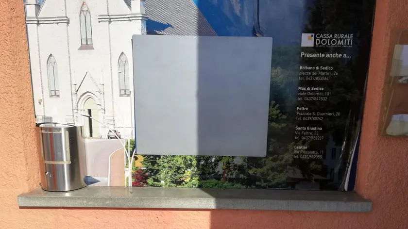 Il punto in piazza Lexy a Sospirolo in cui era installato il bancomat ora smantellato