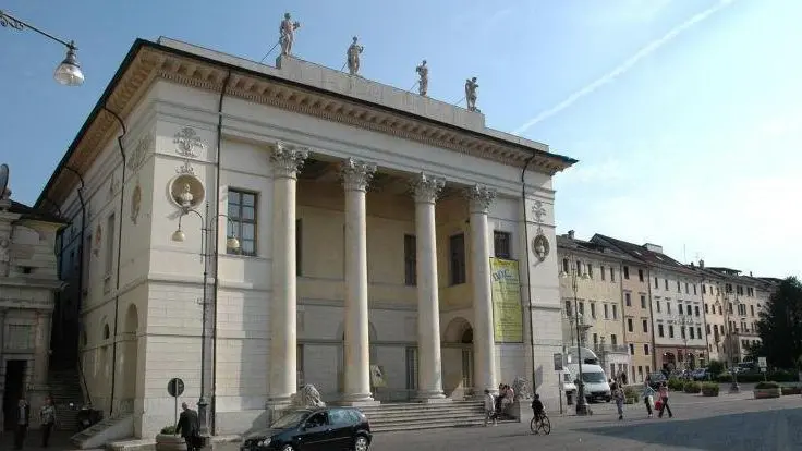 Belluno 2006. Il teatro comunale a Belluno. - Una veduta del teatro Comunale di Belluno