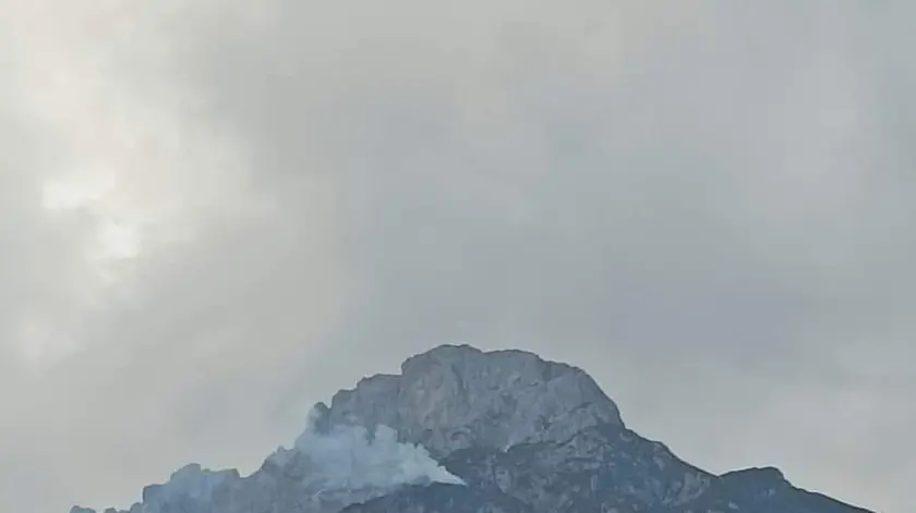 L'incendio sul monte Aiarnola (foto Silvana Zandonella)
