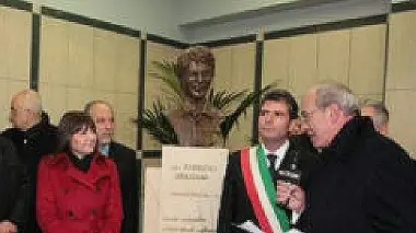 Fabrizio Spaziani e sopra il suo busto scoperto alla cerimonia di intitolazione dell’ospedale