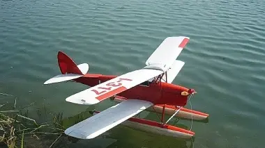 A destra un modello idrovolante