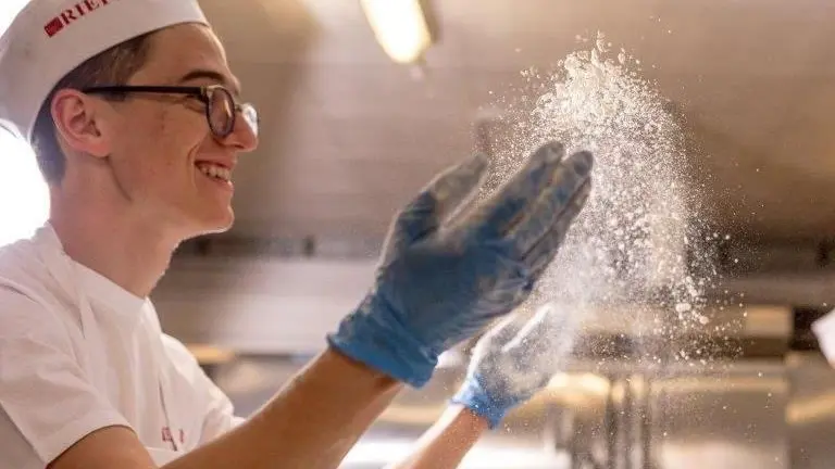 Paola Da Vià nel suo laboratorio di pasticceria