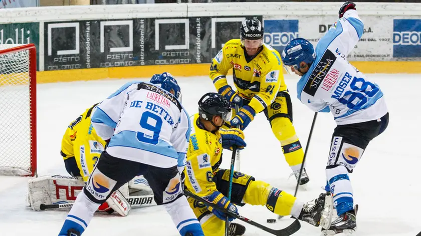 Occasione di Moser Andrea. Prima partita della nuova stagione 2014-2015 del Campionato Italiano di Hockey su Ghiaccio, il Cortina batte in casa l'Appiano con una bellissima rimonta.