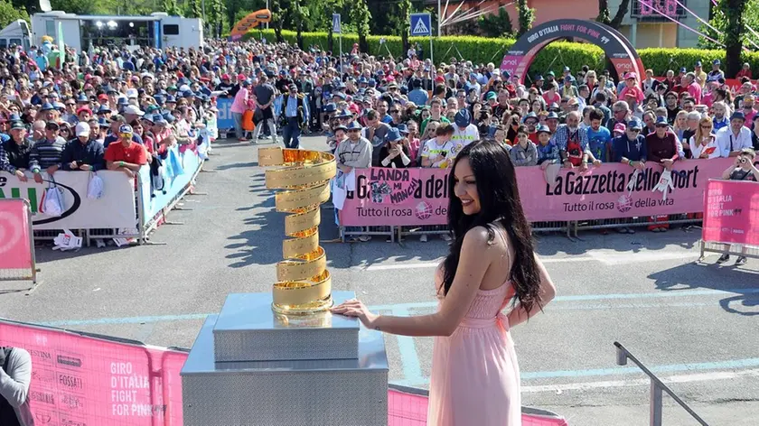 Partenza da Farra d'Alpago della tappa dolomitica del Giro 2016