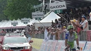 L’arrivo di Vincenzo Nibali e a destra Michele Scarponi in azione in salita (www.obiettivo.net)