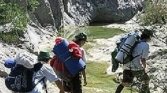 Un gruppo di scout durante un’escursione estiva in montagna