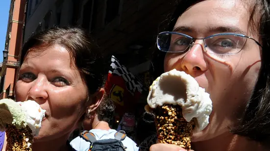 20080808 - ROMA - FIN - ESTATE: GELATI NON SENTONO CRISI, E' BOOM DI CONSUMI. Tre ragazze mangiano del gelato nel centro storico di Roma, in una immagine del 12 luglio 2008. La generale crisi economica non sembra aver colpito le vendite di gelato. Dopo un inizio di stagione un po' in salita, il gran caldo di questi giorni ha fatto registrare - dicono produttori e associazioni di categoria - un sensibile aumento dei consumi, sia per il gelato artigianale sia per quello industriale. A piedi durante una passeggiata o tra le mura domestiche, gli italiani quest'estate non rinunceranno al piacere di un cono o di un gelato confezionato. ANSA/ARCHIVIO/CLAUDIO ONORATI/DRN