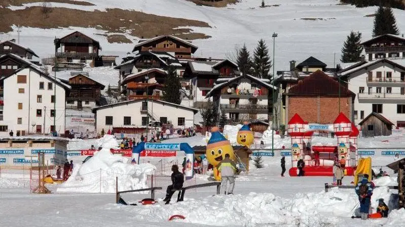 Sappada febbraio 2005, impianti di risalita.Le attrazioni di Nevelandia, sulla pista da sci dei Campetti a Sappada