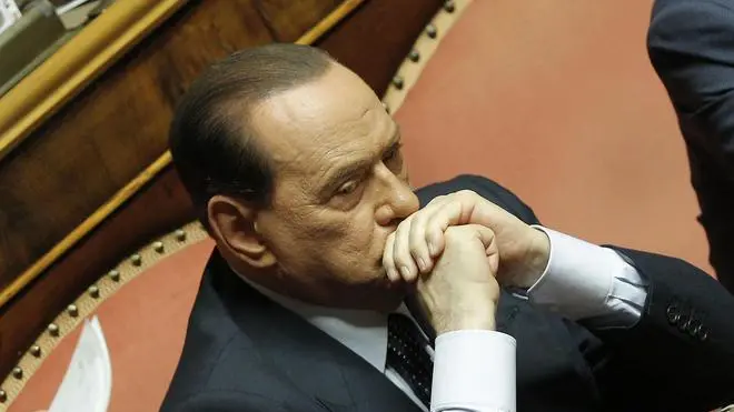 Silvio Berlusconi nell'Aula del Senato il 19 luglio 2013. E' stata presentata in queste ore alla Giunta delle elezioni e delle immunità la 'memoria difensiva' di Silvio Berlusconi messa a punto dai suoi legali in vista del pronunciamento sulla decadenza del Cavaliere da Senatori. Secondo quanto si apprende, il fascicolo contiene anche 6 pareri pro-evitate si autorevoli costituzionalisti. ANSA/GIUSEPPE LAMI