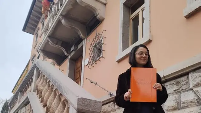 Sindi Manushi davanti al municipio nel giorno del deposito della lista
