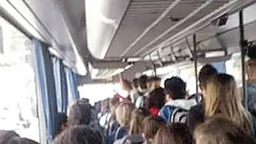 Un autobus pieno di studenti