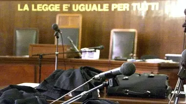 Sopra l’interno di un’aula del tribunale di Belluno sotto il pm Simone Marcon