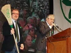 Il leader della Lega Nord Umberto Bossi (D) e Roberto Maroni sul palco alla Festa dell'Orgoglio Padano alla Fiera di Bergamo, 11 aprile 2012. Maroni tiene in mano una scopa. "Dobbiamo fare pulizia, dobbiamo rimediare alla violazione del nostro codice morale. E' intollerabile. La Lega e' diversa dagli altri partiti. Chi sbaglia paga, senza guardare in faccia nessuno" ha detto Maroni..ANSA/PAOLO MAGNI/