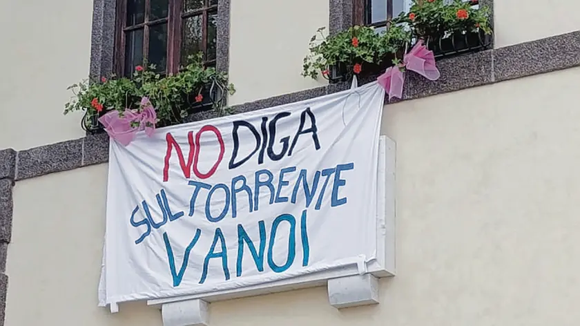 Lo striscione contro la diga