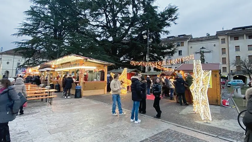 La zona del mercatino di Natale e delle casette del brulè in piazza dei Martiri