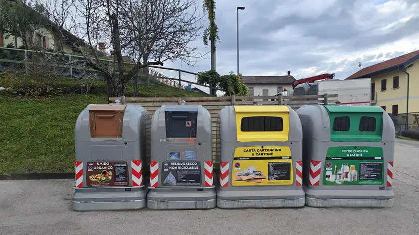 Uno dei nuovi contenitori stradali dell'umido (a sinistra) installati da Bellunum a Limana