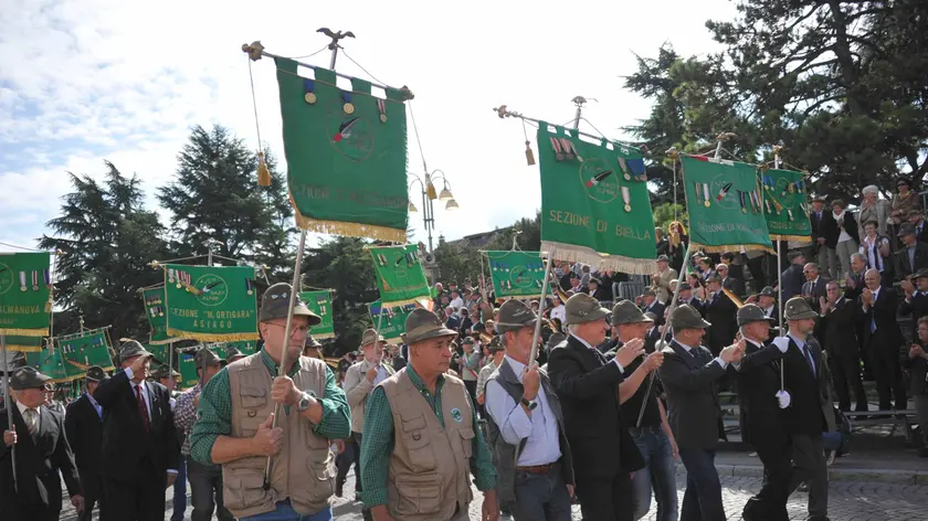 La sfilata in piazza Martiri della brigata Cadore nel 2013