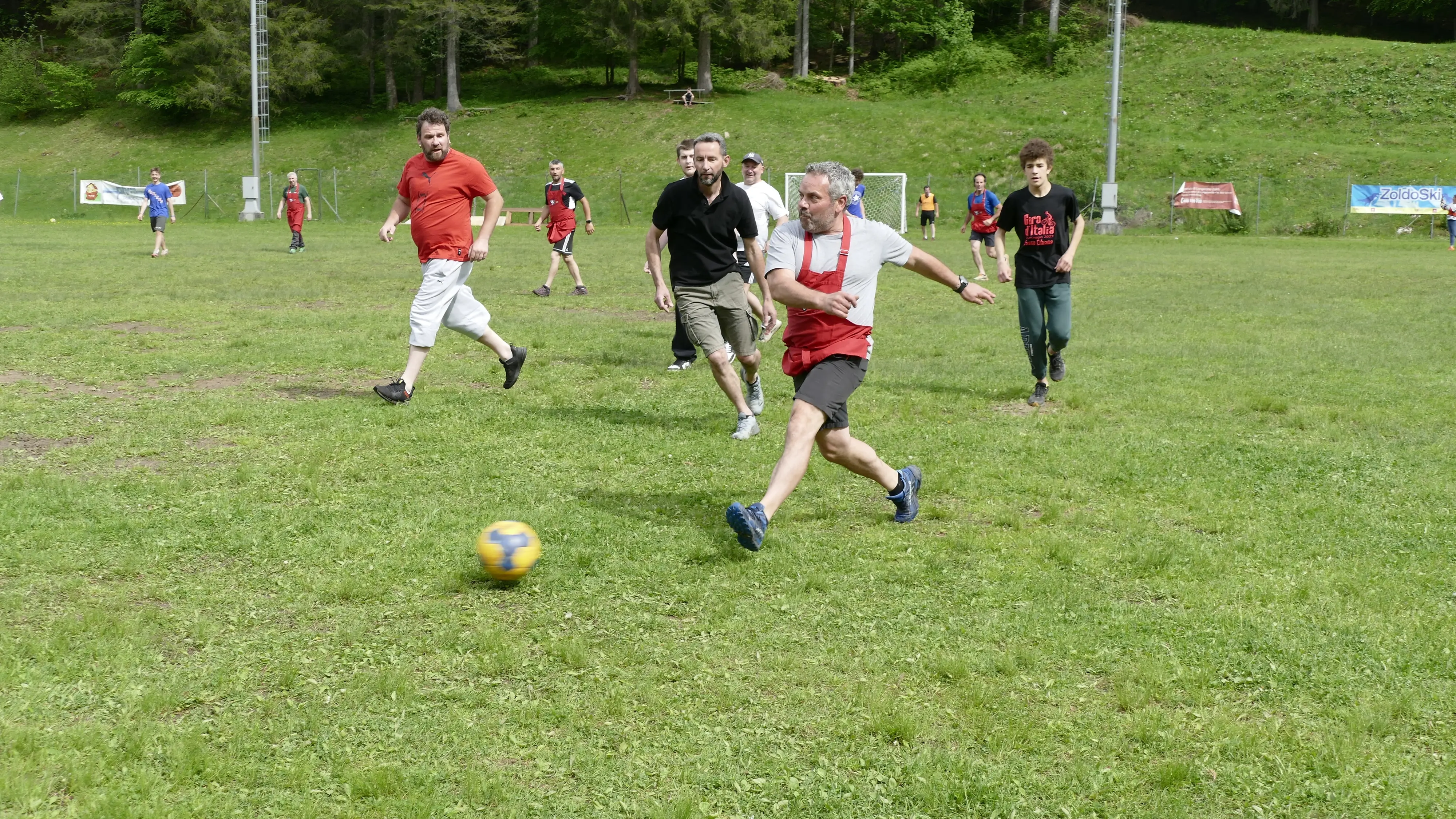 Grandi e piccoli in campo alle partite di calcio disputate a Pralongo durante la festa dello sport di Val di Zoldo