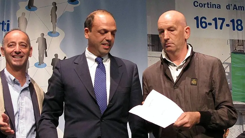 In alto la consegna del documento contro i costi della casta ad Alfano da parte di Bond Sopra il ministro Franco Frattini