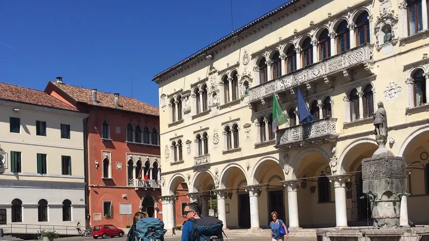 Escursionisti dall'Alta Via in centro a Belluno