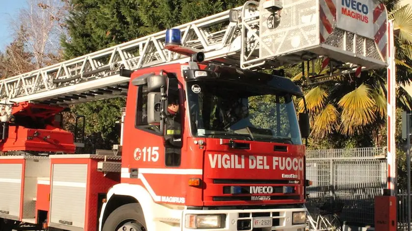 Un'autoscala dei vigili del fuoco