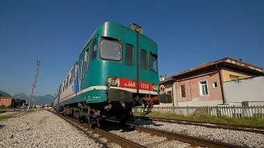 A sinistra un treno come quello che ha avuto il guasto ieri A destra i pompieri