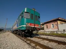 A sinistra un treno come quello che ha avuto il guasto ieri A destra i pompieri