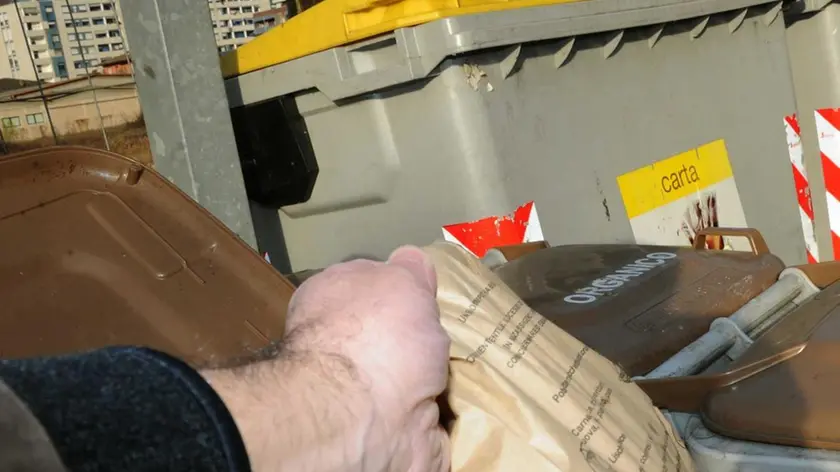 Controlli degli addetti di trentino energia nei sacchi delle immondizie per controllare la raccolta differenziata - Resta ancora da risolvere il problema della raccolta differenziata per il centro storico per il quale si stanno valutando delle isole ecologiche interrate
