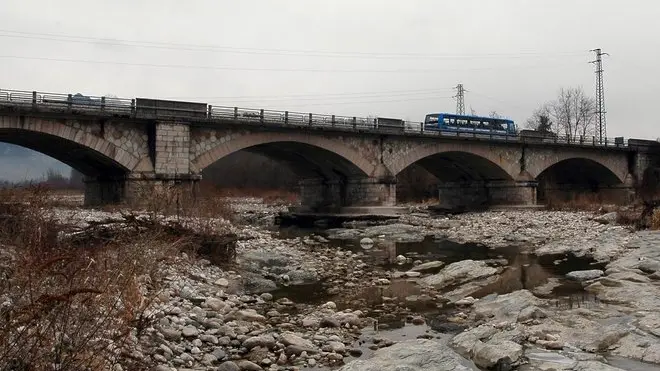 Il Cordevole all'altezza del ponte di Bribano in un periodo di magra