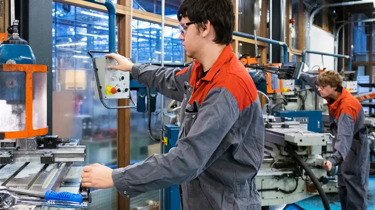 19/11/2015 Rotterdam, studenti metalmeccanici degli istituti Albeda e Zadkine collaborano con le officine nella zona del porto di Rotterdam. Un nuovo rapporto dice che gli operai specializzati come falegnami, elettricisti e idraulici sono sempre più scarsi. RDM Rotterdam è la vetrina di innovazione della zona del porto di Rotterdam, dove la tecnologia è resa visibile in modo attraente attraverso la sinergia di imprese, università, istrusione e ricerca.