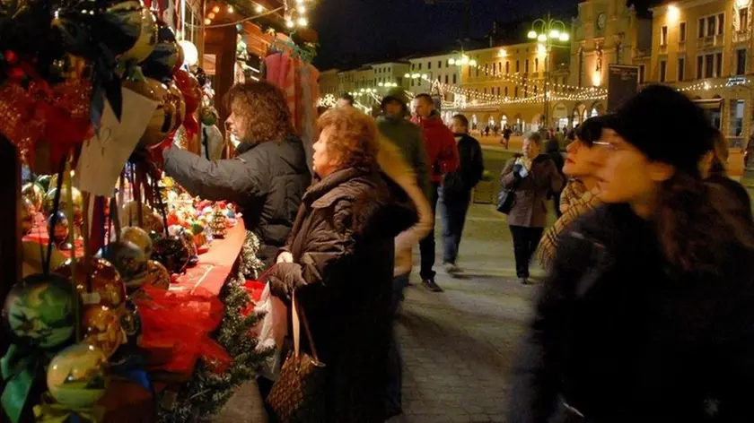 belluno, 15 dicembre 2007 . Il mercatino di natale in piazza martiriLe bancarelle del mercatino di Natale