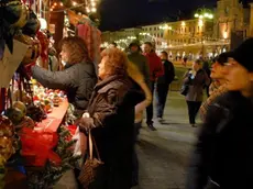 belluno, 15 dicembre 2007 . Il mercatino di natale in piazza martiriLe bancarelle del mercatino di Natale