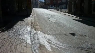 Le tracce d’acqua davanti ai negozi di via Battisti dopo l’intervento dei titolari