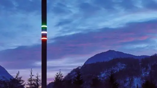 Uno dei pali antenna della smart road sull’Alemagna: un’estensione della rete digitale permetterà di monitorare le infiltrazioni d’acqua per prevenire gli smottamenti