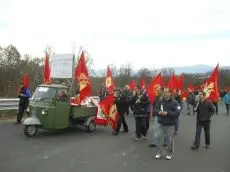 Gli operai della Pandolfo di Lentiai in corteo