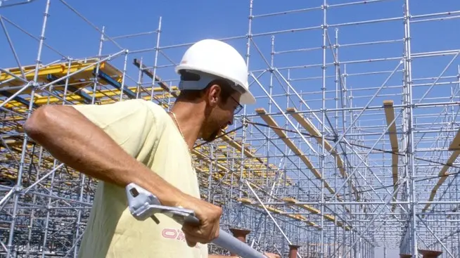 LAVORI EDILI, CANTIERE OPERAIO CON CASCHETTO