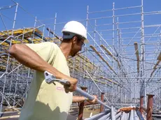 LAVORI EDILI, CANTIERE OPERAIO CON CASCHETTO