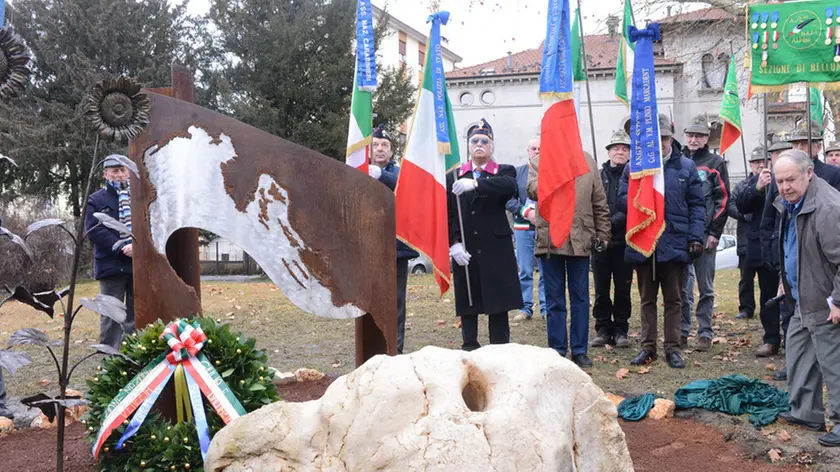 gian paolo perona- perona- belluno-nuovo monumento in stazione ai profughi istriani