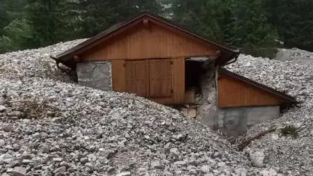 La baita sommersa dalla frana