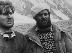 Walter Bonatti (s) ed Erich Abram al campo base del K2 durante la spedizione al K2 del 1954, immagine tratta da http://it. .wikipedia.org/wiki/File:Walter_Bonatti_Eric_Abram_K2_1954.jpg.. ANSA /WIKIPEDIA +++ HANDOUT - NO SALES - EDITORIAL USE ONLY - FOTO DA USARE SOLO CON LA NOTIZIA DELLA MORTE DI BONATTI +++