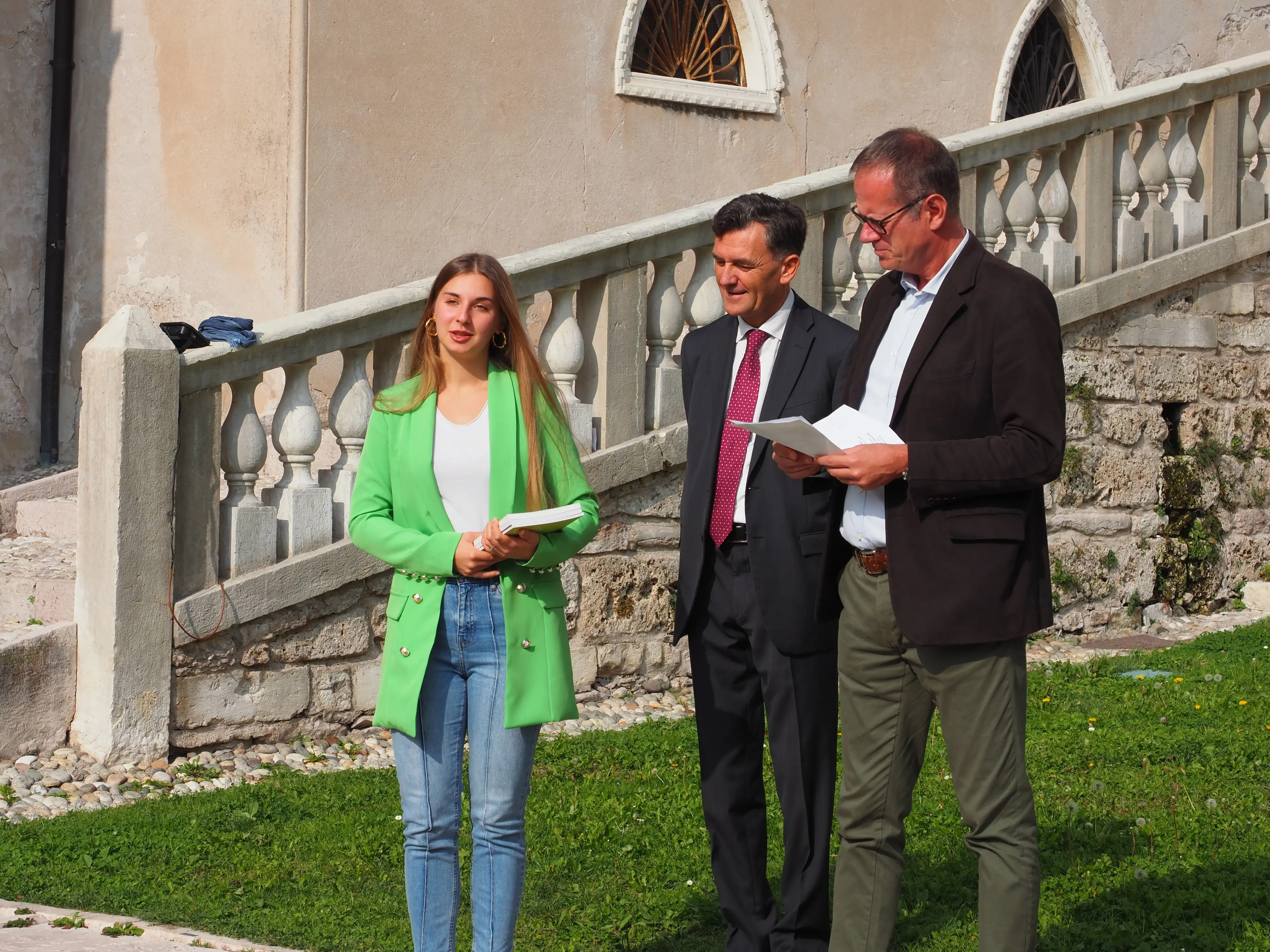 Piazza Maggiore a Feltre ha ospitato la consegna dei riconoscimenti della Famiglia Feltrina agli studenti diplomatisi con il massimo dei voti. La borsa di studio dedicata al medico Michele De Boni è stata conferita a Jessica Mocellin, mamma impegnata negli studi a Scienze infermieristiche