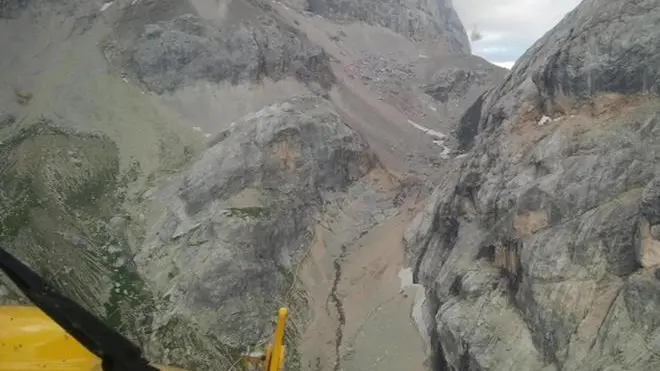 I resti del Cessna caduto ad un chilometro e mezzo in linea d'aria sopra il rifugio Contrin, appena sotto il passo dell'Ombretta, 17 agosto 2013. Si è schiantato alla base della parete sud-ovest della Marmolada. ANSA/UFFICIO STAMPA +++EDITORIAL USE ONLY - NO SALES+++