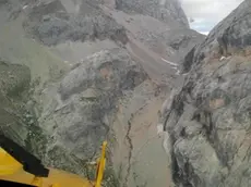 I resti del Cessna caduto ad un chilometro e mezzo in linea d'aria sopra il rifugio Contrin, appena sotto il passo dell'Ombretta, 17 agosto 2013. Si è schiantato alla base della parete sud-ovest della Marmolada. ANSA/UFFICIO STAMPA +++EDITORIAL USE ONLY - NO SALES+++