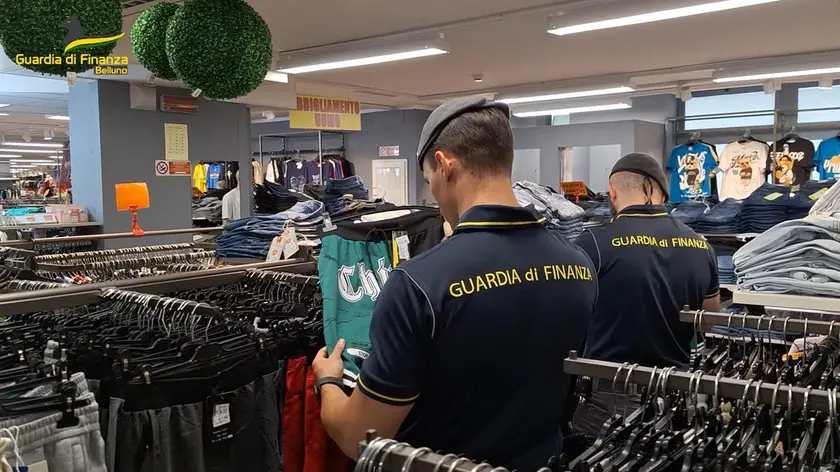 I finanzieri durante il controllo nel negozio