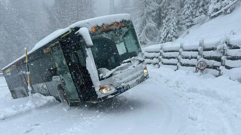 Lo skibus uscito di strada lungo la provinciale del passo Giau